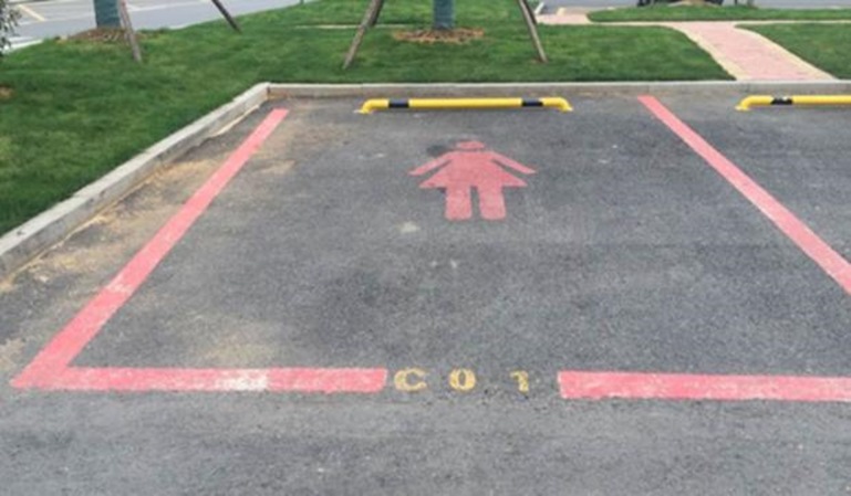 Plazas de aparcamiento para mujeres