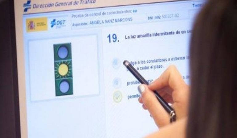 Detenidos por hacer el examen teórico por otro