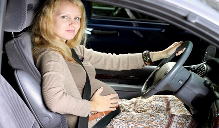 ¿Cómo debe viajar una mujer embarazada?