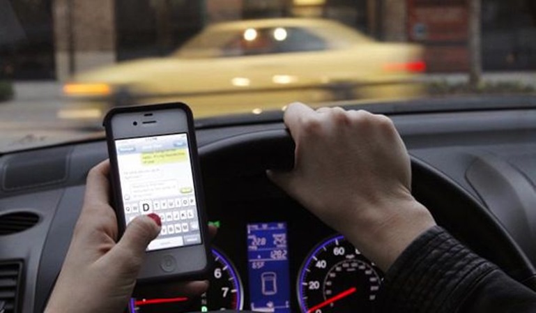 4 de cada 10 conductores usa el móvil al volante