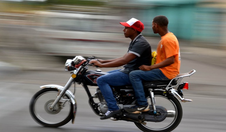 El casco de moto a control