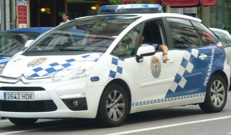 Policía suspendida por aparcar mal e intentar abusar