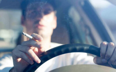 ¿Te va a prohibir el Gobierno fumar en tu coche en 2024?