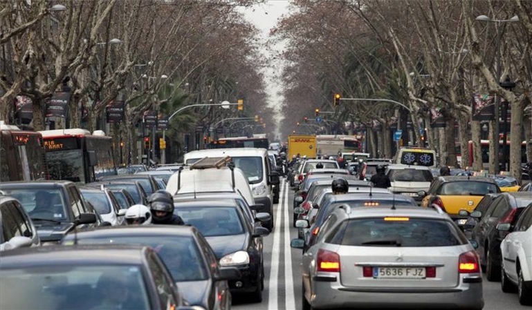 Barcelona prohibirá circular a los vehículos antiguos