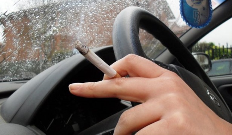 ¿Me pueden multar por fumar conduciendo?