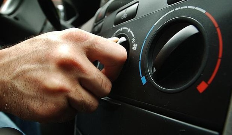 Conducir con calor: cuidado con el climatizador