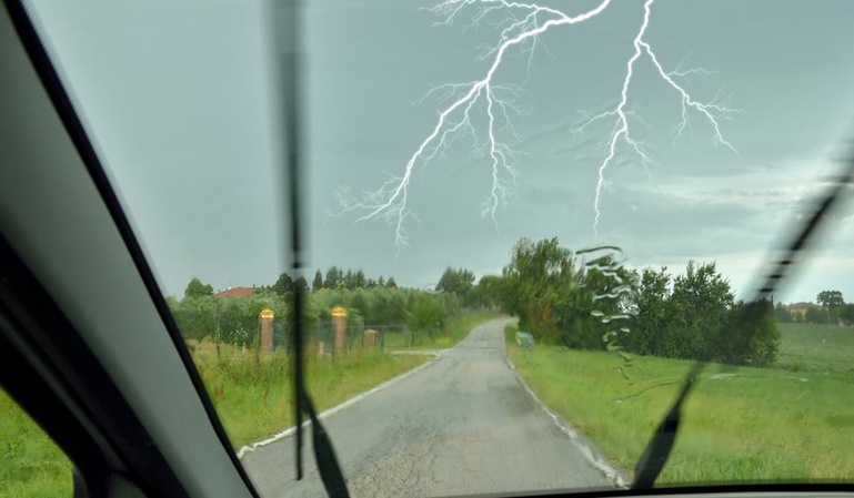 Dentro de un coche no cae un rayo