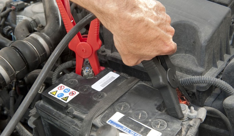 Cómo utilizar las pinzas de la batería del coche