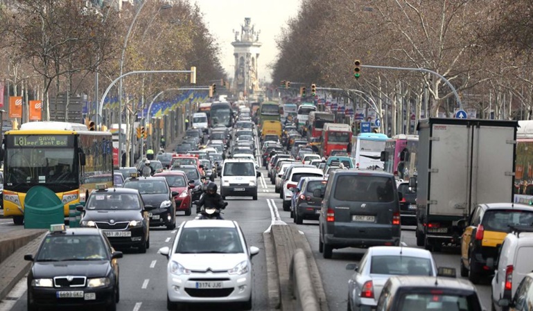 Barcelona multará a los coches más contaminantes