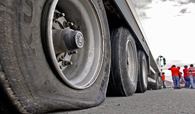 Un mosso d’esquadra detenido por pinchar las ruedas a 50 camiones