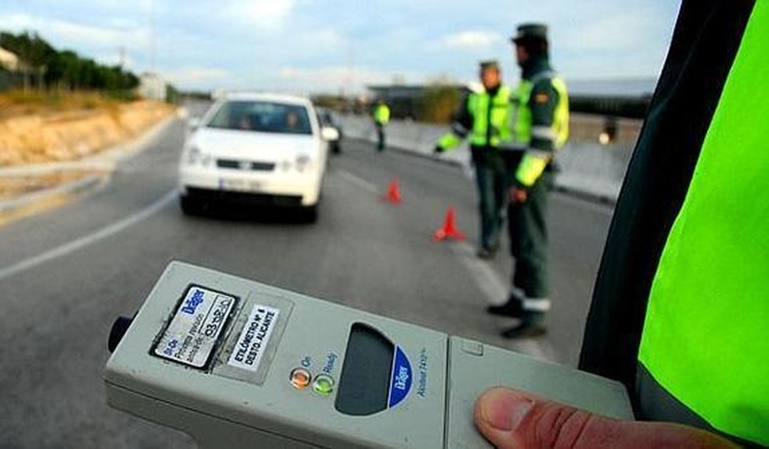 Detenido un conductor con – 70 puntos