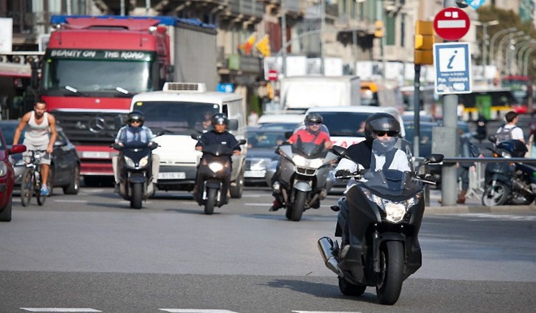 En Barcelona la grúa se llevará la motos mal aparcadas