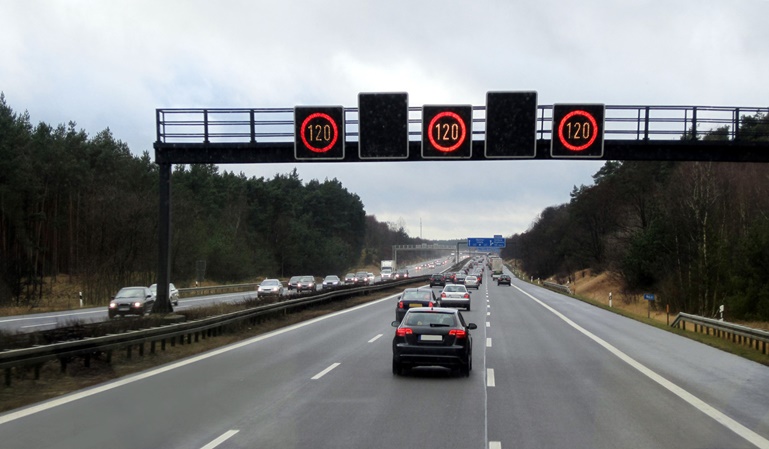 La velocidad máxima en cada vía