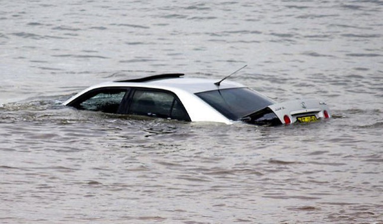 Qué hacer si tu coche cae al agua