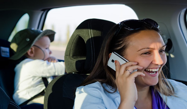 4 de cada 10 padres utiliza el móvil al volante llevando a sus hijos