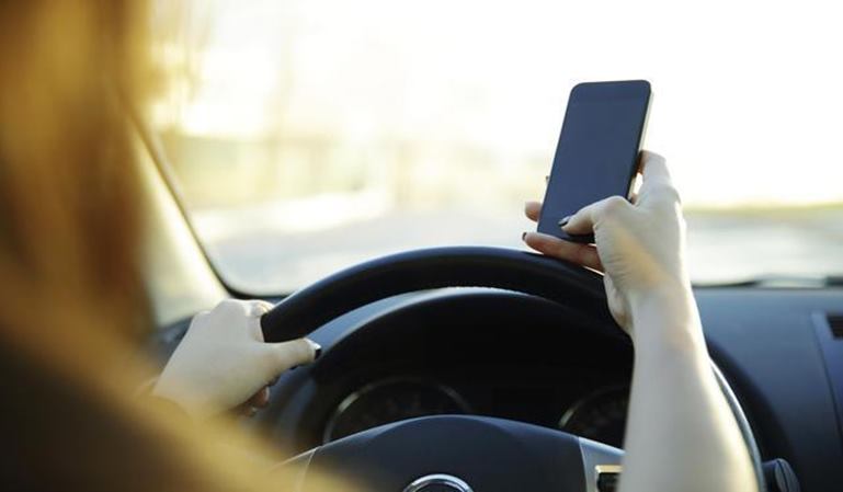 Cómo multan los radares que detectan teléfonos móviles