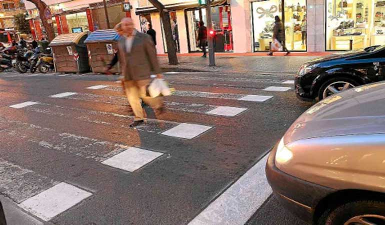 Málaga presiona con multas a los malos peatones