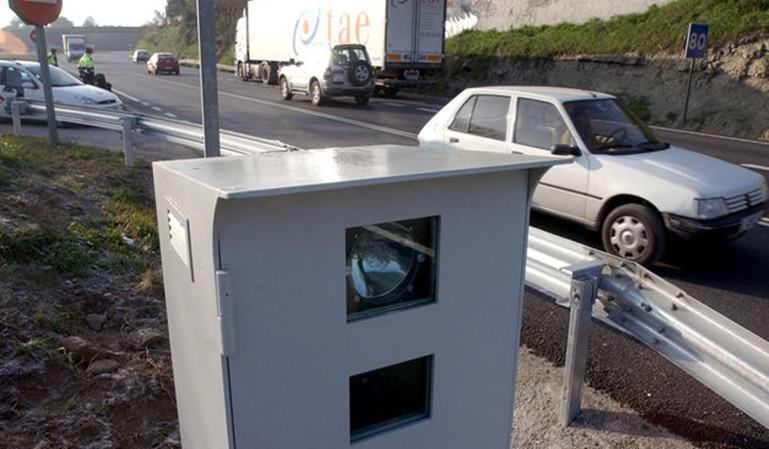 Multado por reducir velocidad ante un radar
