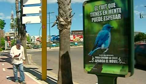 Multas para peatones atentos al móvil en cruces
