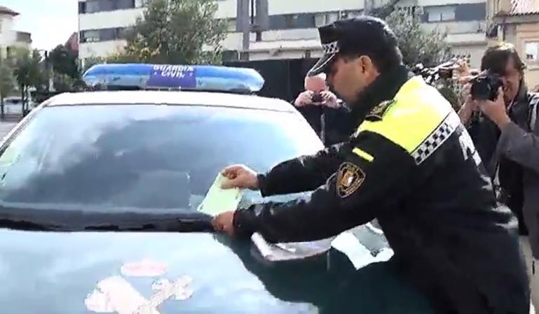 Policía multa a la Guardia Civil por mal aparcamiento