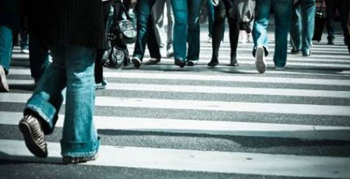 Un peatón multado con pérdida de puntos por correr por la acera
