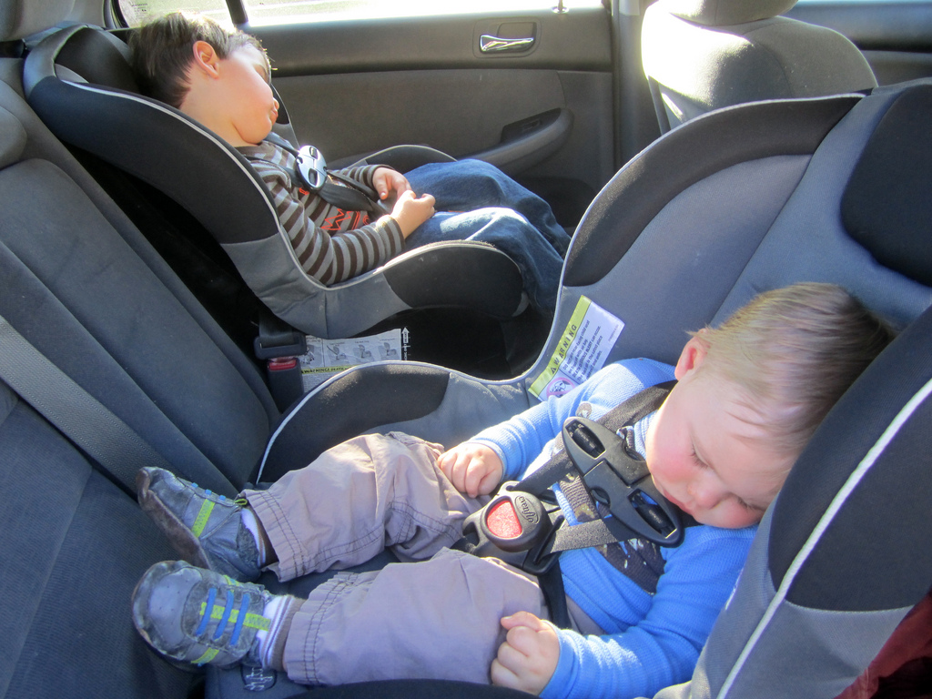 Las excepciones para niños con el asiento delantero