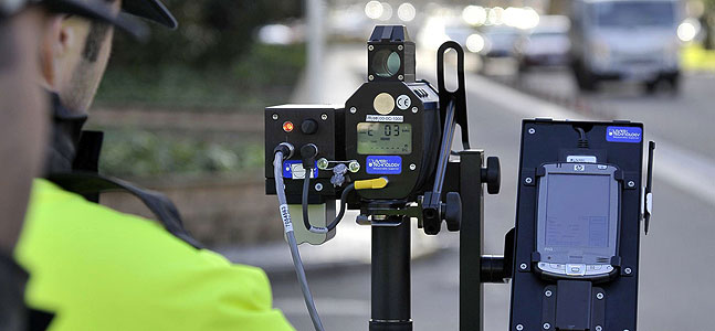 Los radares móviles frenan la velocidad de los coches a base de multas de tráfico