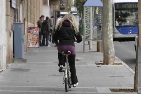 Tráfico impondrá multas a los ciclistas y usuarios de monopatín que vayan por las aceras Tráfico impondrá multas a los ciclistas y usuarios de monopatín que vayan por las aceras